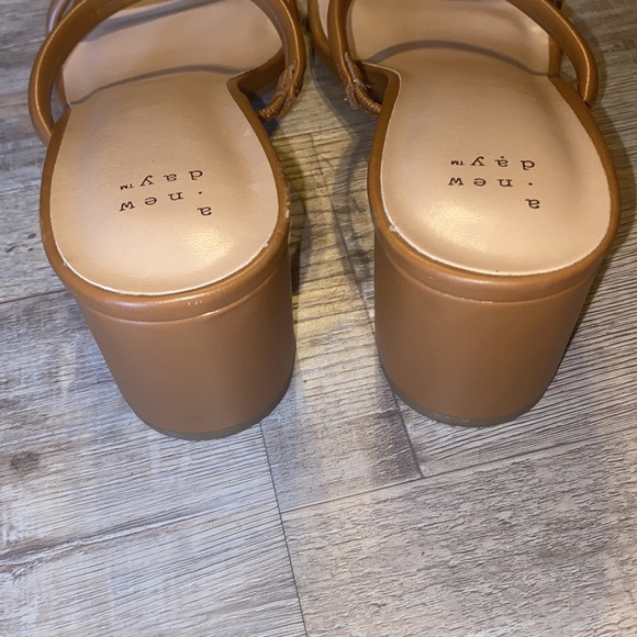 A New Day Women Tan Sandal with Heel size 9 - Picture 3 of 3
